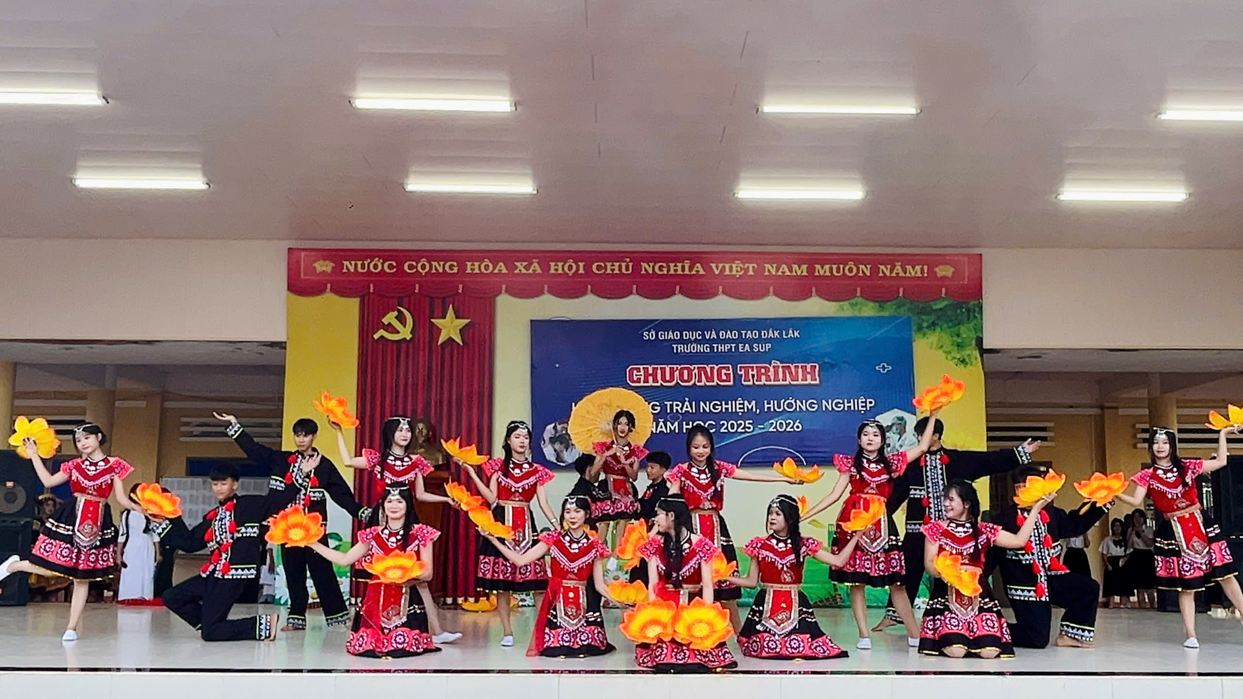 Tiết mục múa của CLB Văn nghệ trường THPT Ea Súp