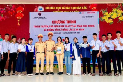 SÔI NỔI CHƯƠNG TRÌNH TUYÊN TRUYỀN PHỔ BIẾN PHÁP LUẬT VỀ AN TOÀN GIAO THÔNG VÀ HƯỚNG DẪN KỸ NĂNG LÁI XE AN TOÀN & HOẠT ĐỘNG TNHN CHI ĐÒN 10A8, 11A1