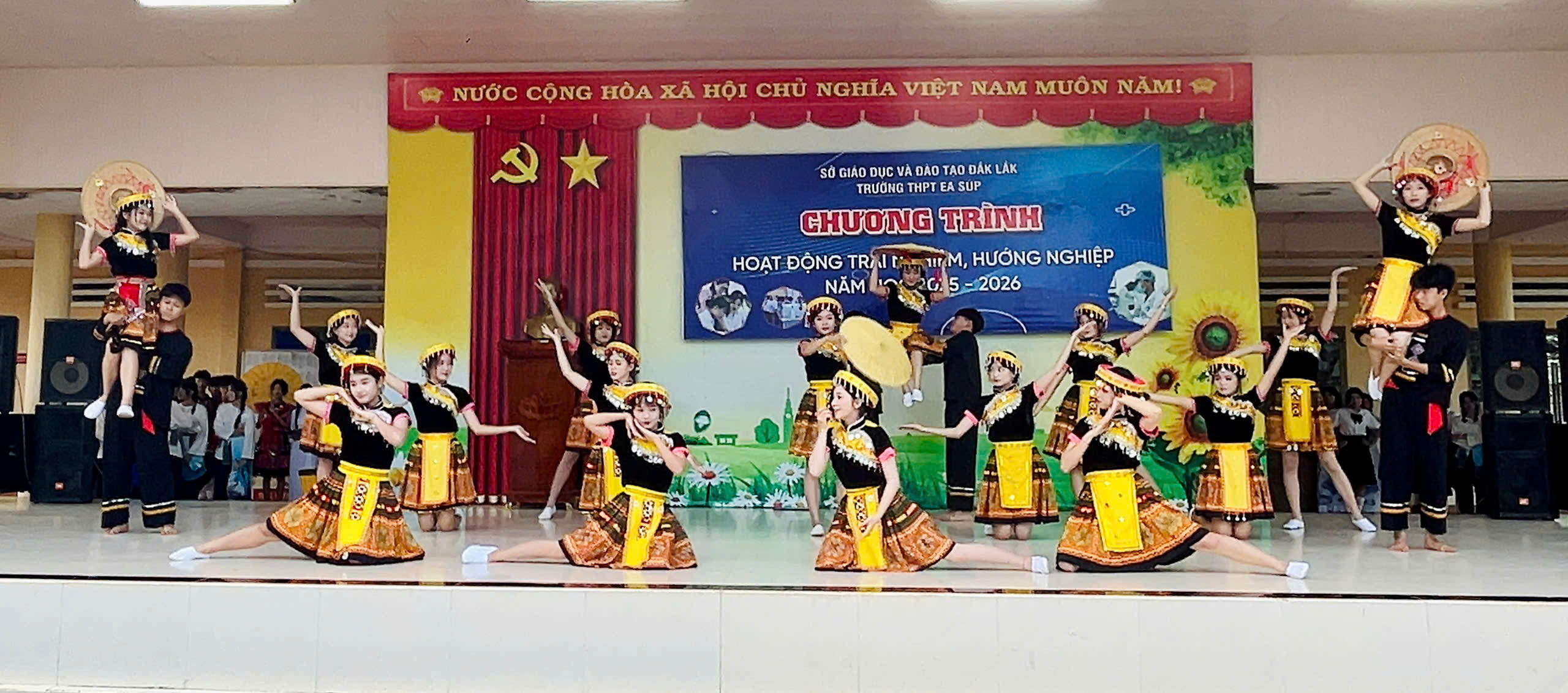 Tiết mục múa của CLB Văn nghệ trường THPT Ea Súp